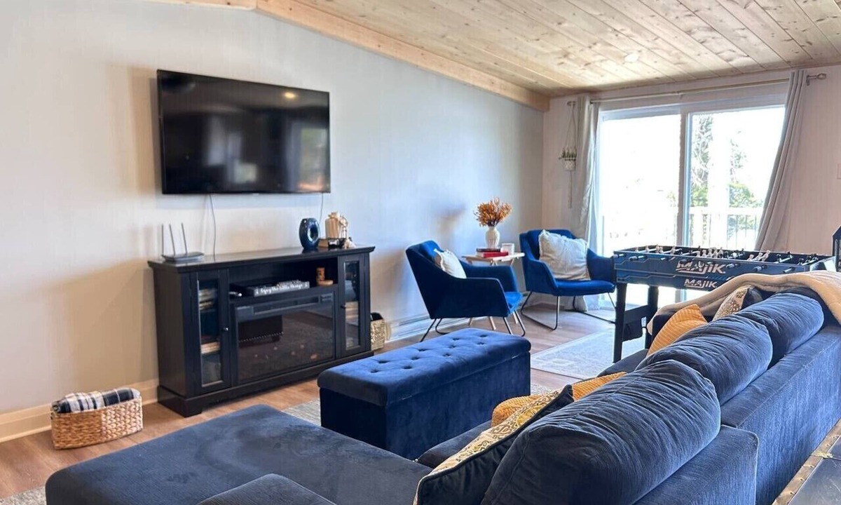 Cayamant House | Lakeside Therapy Blue Cottage on Lake Patterson