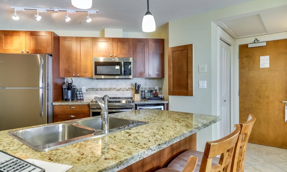Westbank House | LAKESIDE WITH SPECTACULAR VIEW | OKANAGAN GALLERY