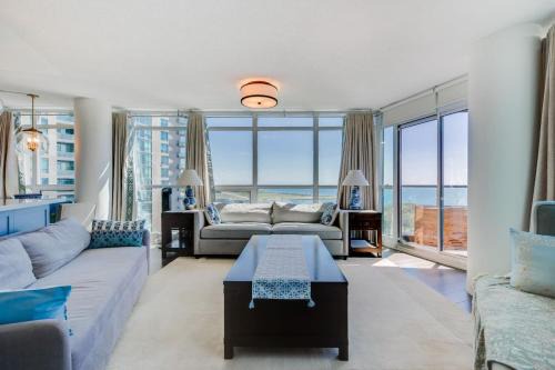 Fort York Apartment | Lakeview Condo 2BR with Balcony and Free Parking