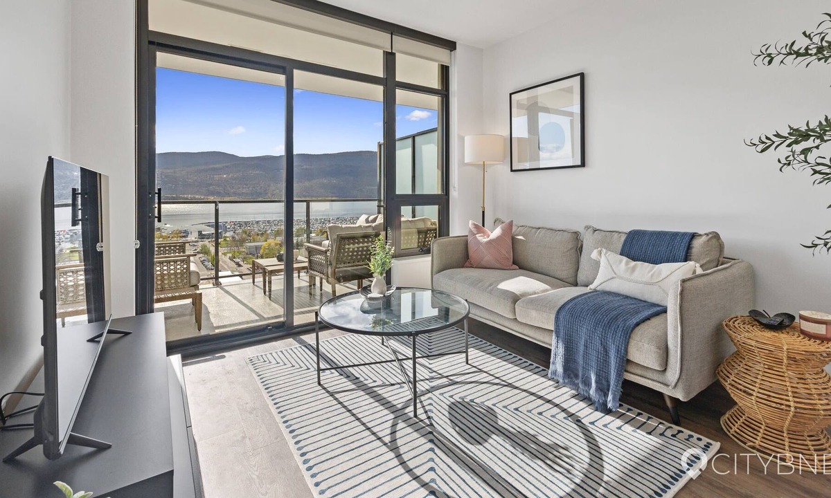 Downtown Kelowna Condo | Lakeview. Downtown. 2 beds. AC. Parking UDGRD.