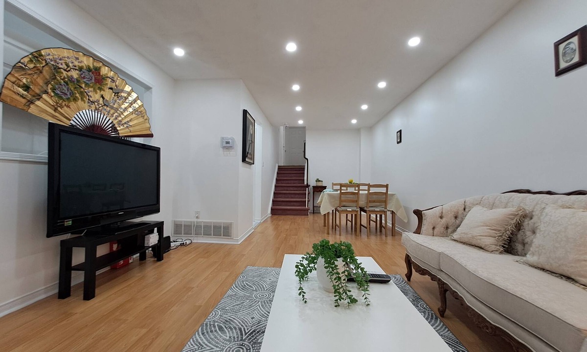 Malton House | Lala-air (5km to Pearson airport. 250m to Westwood mall. 2.5km to GO station)