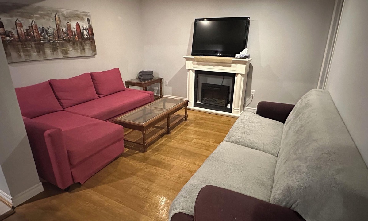 Kingston House | Large 5 bedroom Great for Families 2 Kitchens House Levels can be Separated