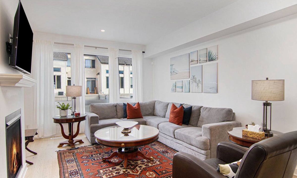 Ottawa Division House | Large family home: Downtown. Airport. Shops. River.