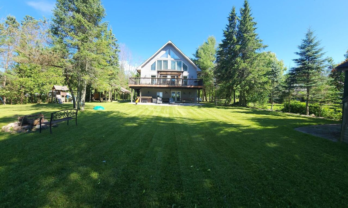 Severn Cottage | Large Four Season Georgian Bay Family Getaway: Hot tub, Beach, Ski