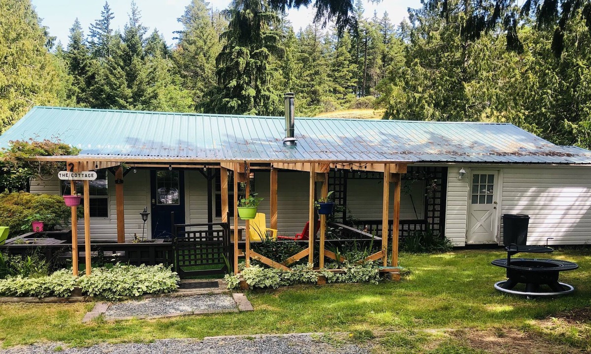 Regional District of Nanaimo Cottage | Large one bedroom rancher on 5 acres