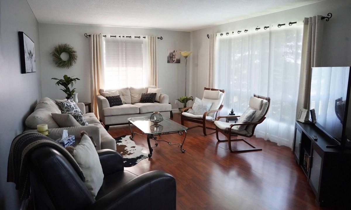Cochrane House | L’Auberge -Spacious Home with 2 Bay Heated Garage