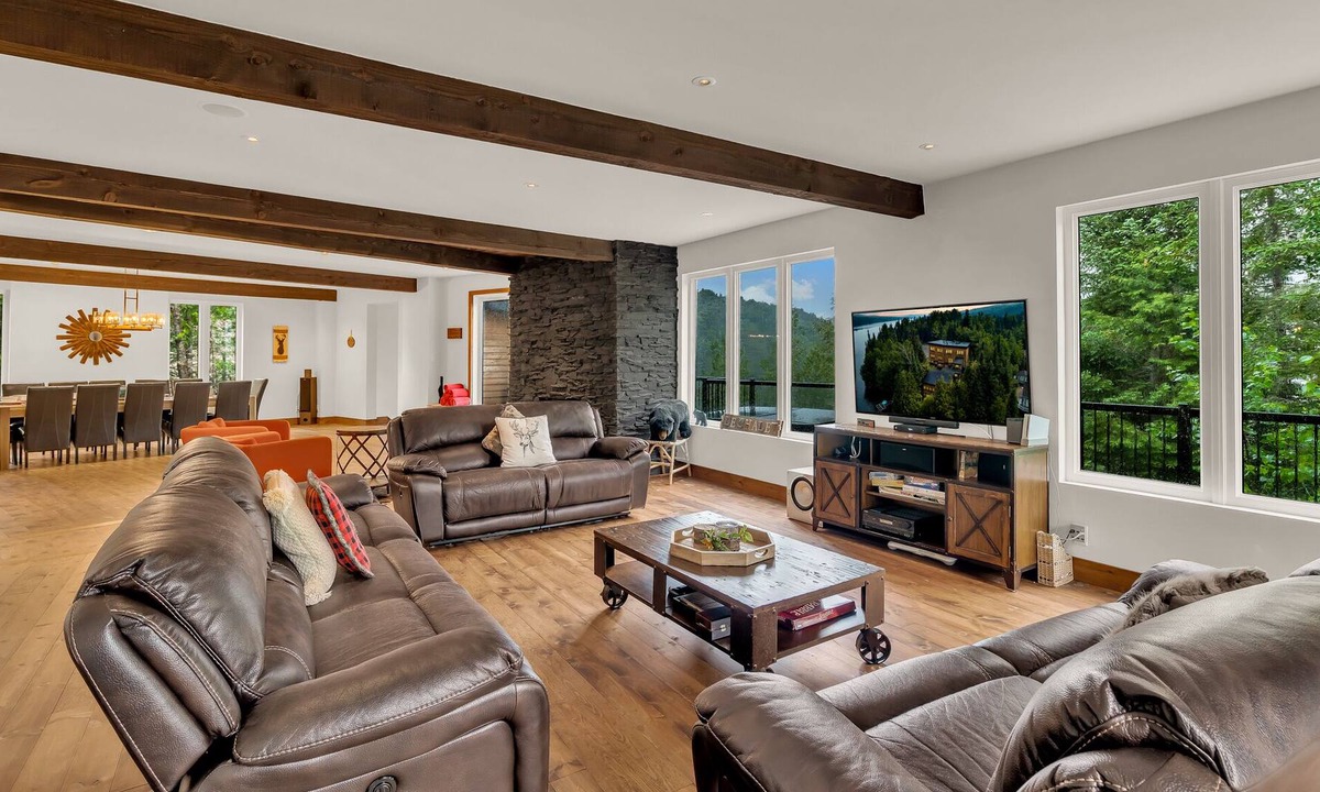La Minerve Ski Chalet | Lazy Bear Luxurious Waterfront Chalet with 4 Bedrooms and Hot Tub