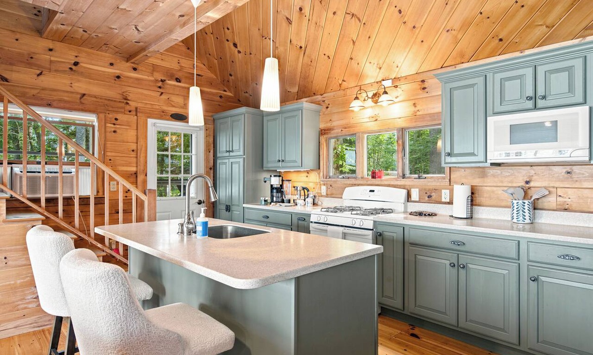 Damariscotta Cottage | Lazy Loon: Cozy lakefront cottage with private beach & dock in Damariscotta