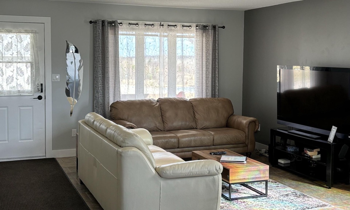 Cochrane House | Le Chalêt - 4 Beds, 2 Bath. Quiet and comfortable