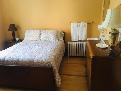 Montebello Hotel | Le Petit Château Montebello B&B
