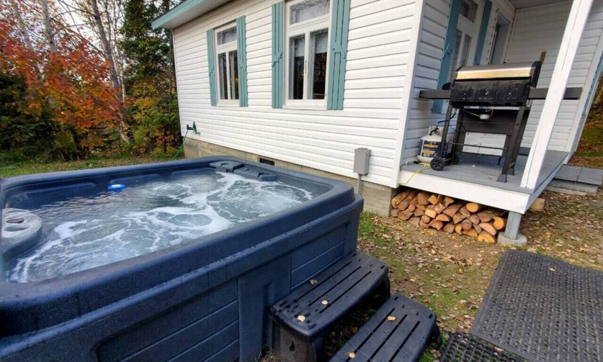 Saint-Tite-des-Caps Ski Chalet | Le refuge entre 2 Monts - spa, bqq & peace!