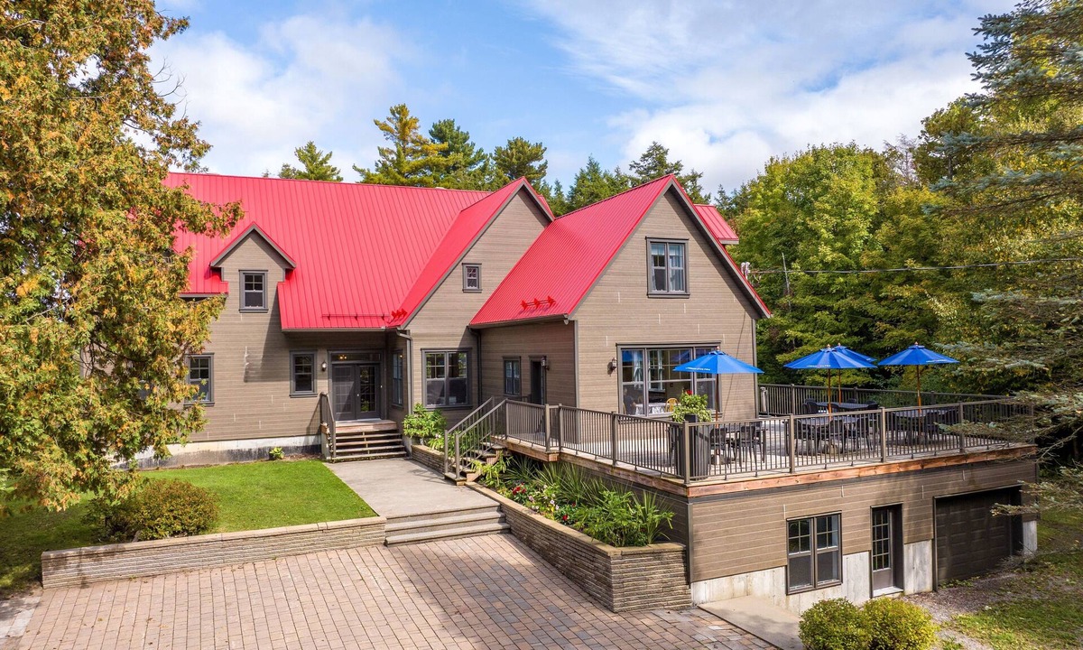St-Bernard-de-Lacolle Ski Chalet | Le Relais International - Chalet for large Group, 7 bedrooms, pool table, Golf