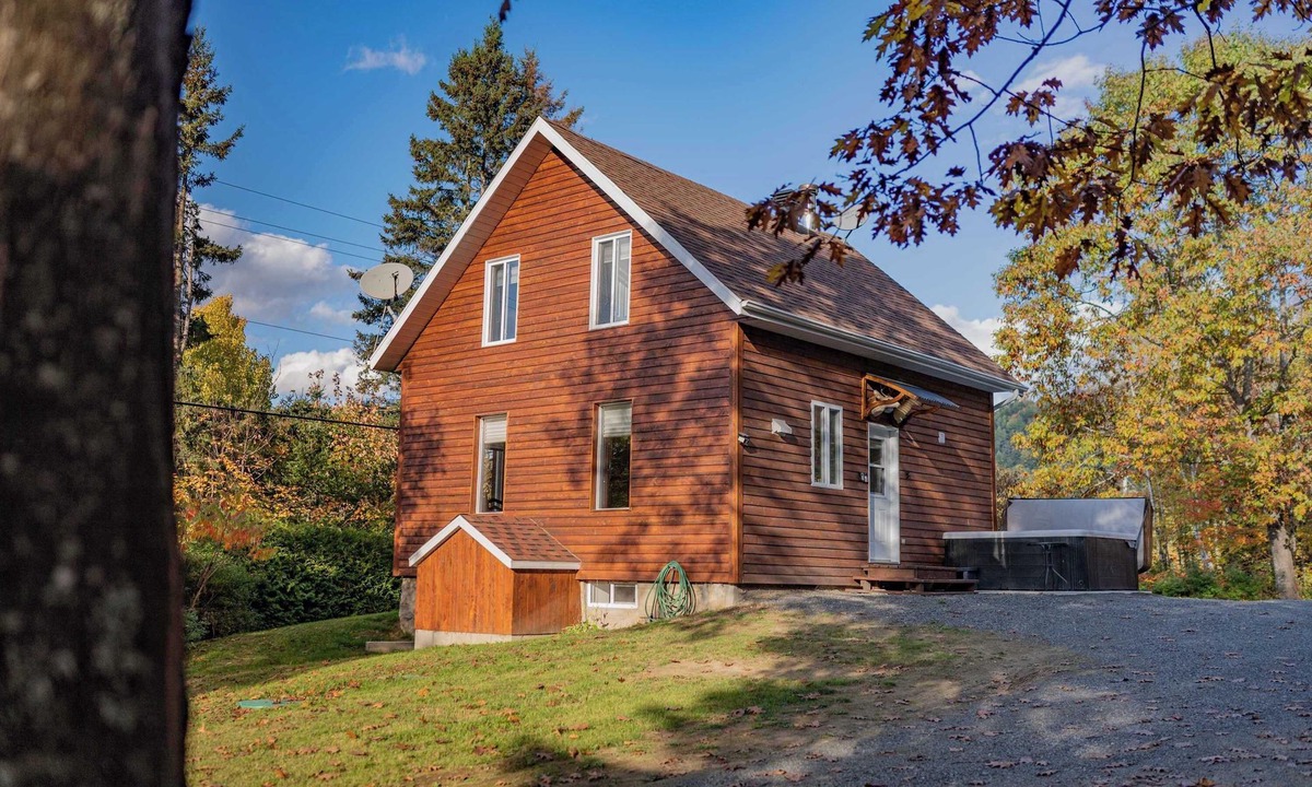 Saint-Roch-de-Mekinac Ski Chalet | Le Road Shack | Spa Snowmobile Dog Friendly