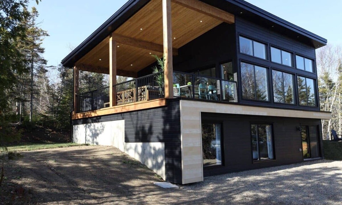 Saint-Joseph-de-la-Rive Ski Chalet | Le Sélect | River View Private Hot Tub Pet Friendly