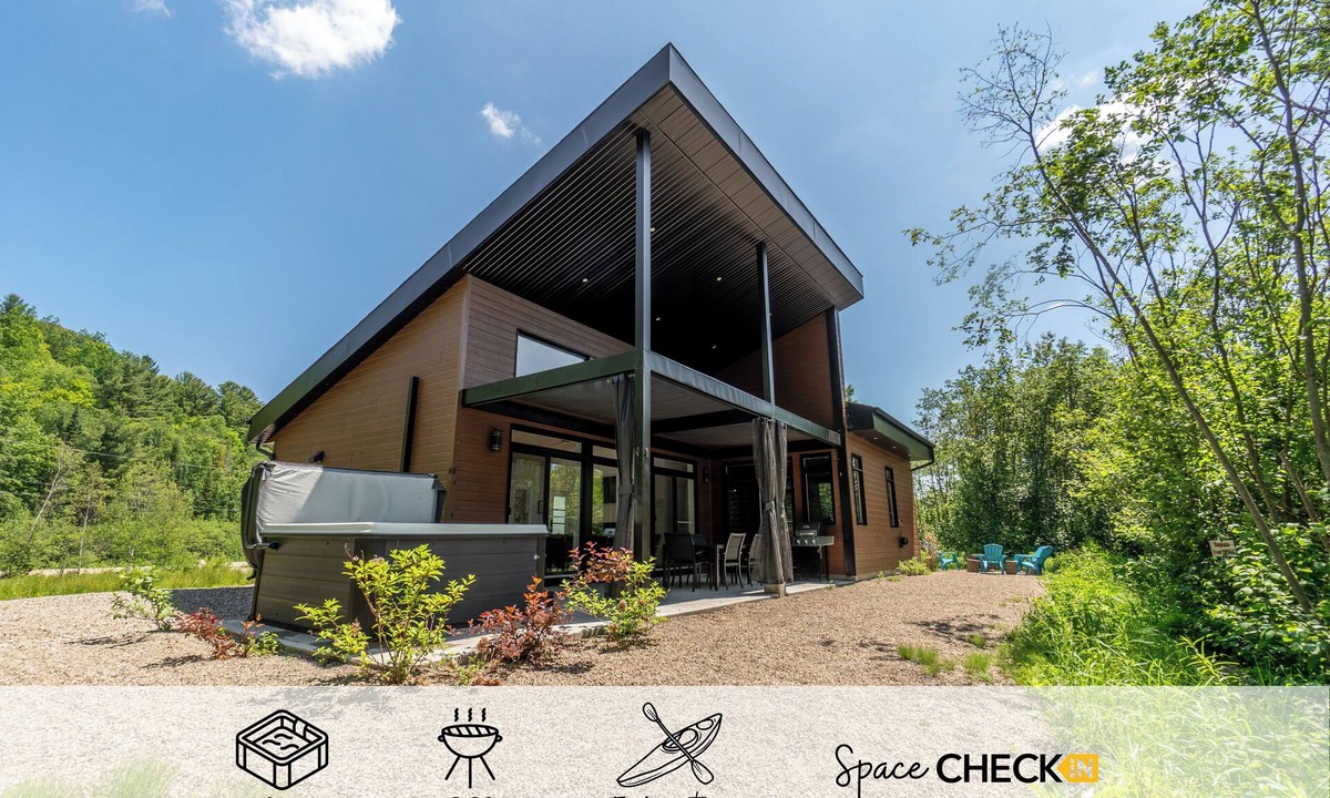 Saint-Alphonse-Rodriguez Ski Chalet | Le Toqué | Spa | AC | Waterfront | Kayaks | Fireplace
