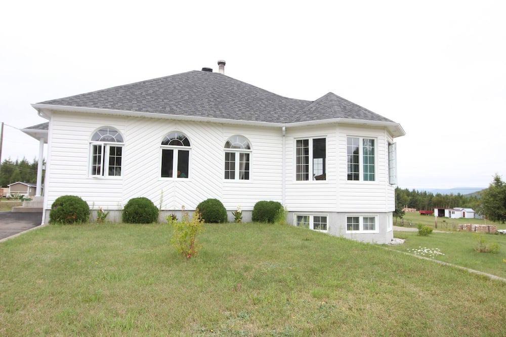 Notre-Dame-des-Monts Apartment | Les Trois Mentors : Ghandi, Mandela, Luther King