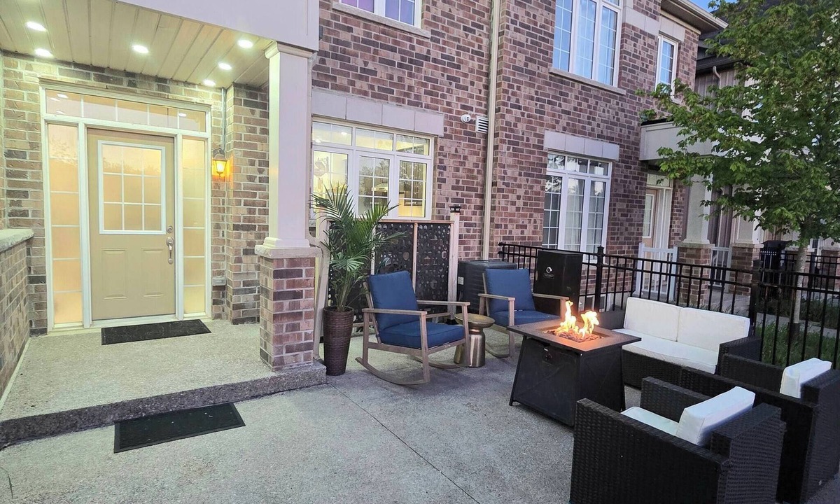 Orangeville House | Ligero Townhouse Entire Four Bedrooms Home