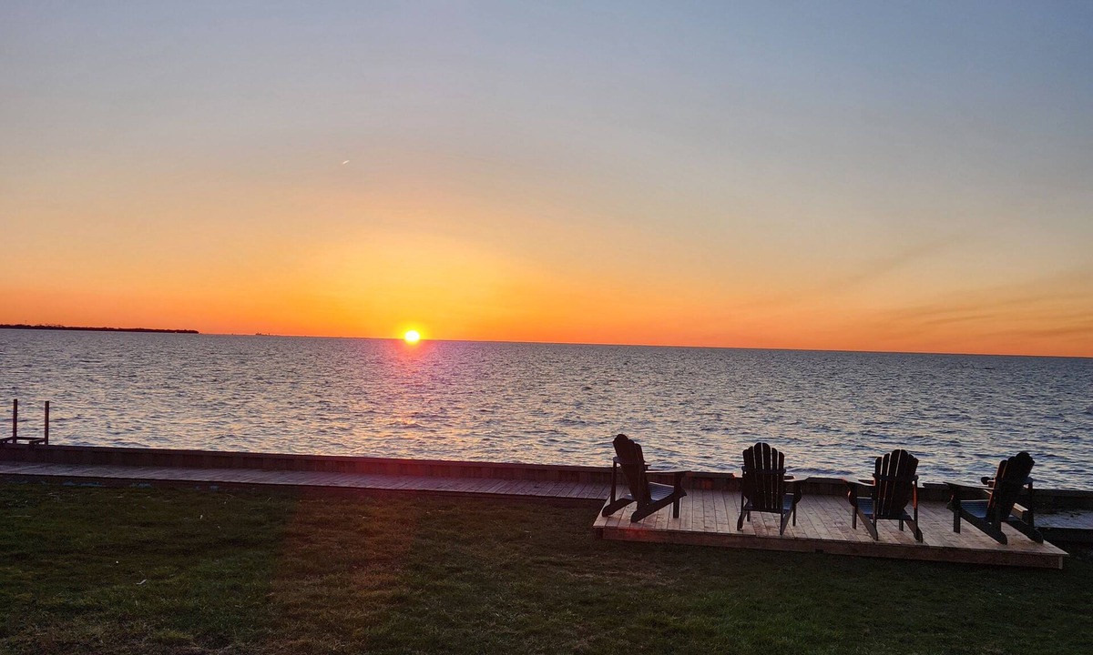 Lighthouse Cove Cottage | Lighthouse Cove Lakefront Cottage with Canal Dock