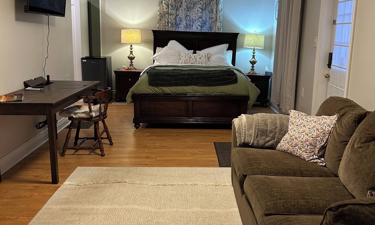 North Grenville Apartment | Linden Leaf Gasthaus Inn, 2 minutes from 416 close to 401. Restaurant on site