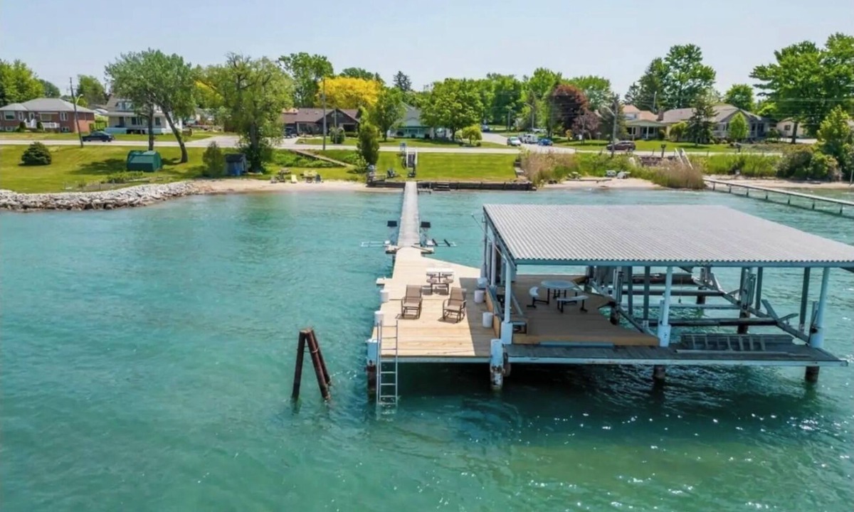 St. Clair House | Little River Retreat - RIVERFRONT LIVING - Sleeps 8