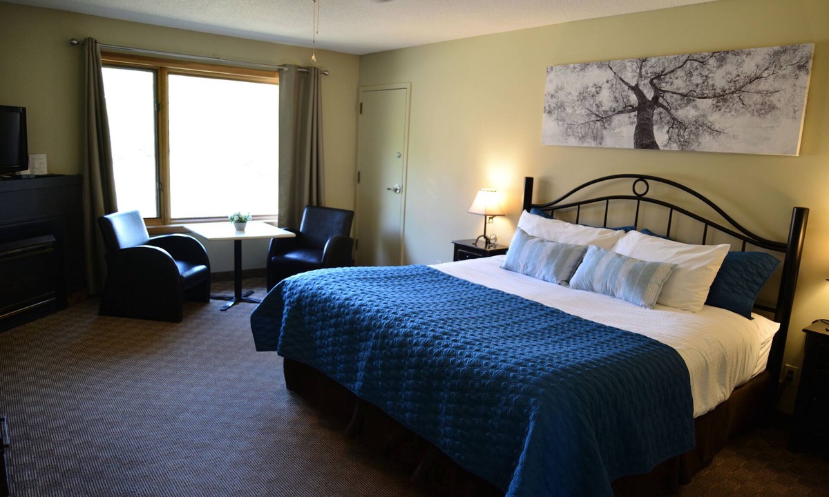 Parry Sound Hotel | Log Cabin Inn
