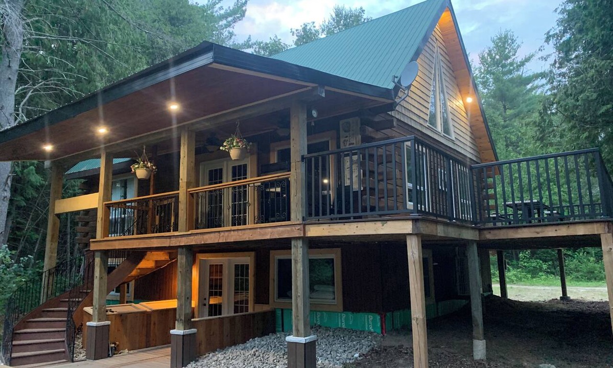 North Algona Wilberforce House | Log House On The Bonnechere River