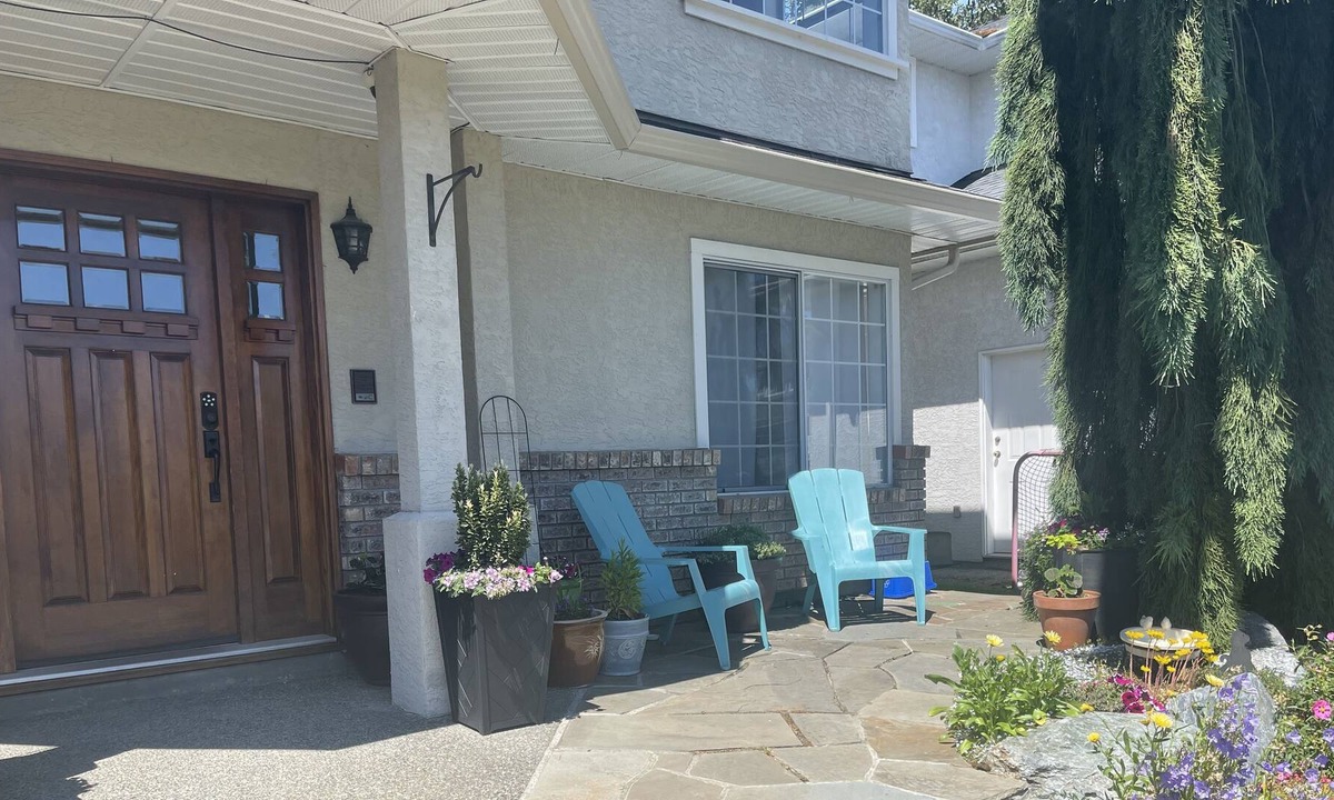 Saanich West House | Long Stay Spacious, Modern Suite with Deck and Patio