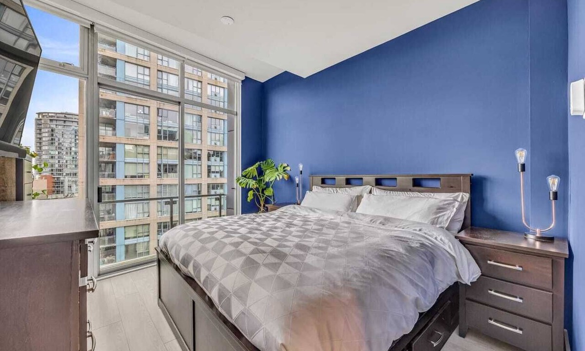 Downtown Vancouver Apartment | Lounge | KingBed | Private Rooftop Patio