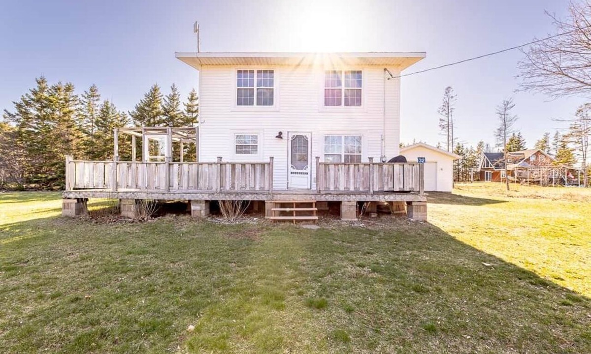 Morell House | Love Shack at the Shore | Near Lakeside Beach