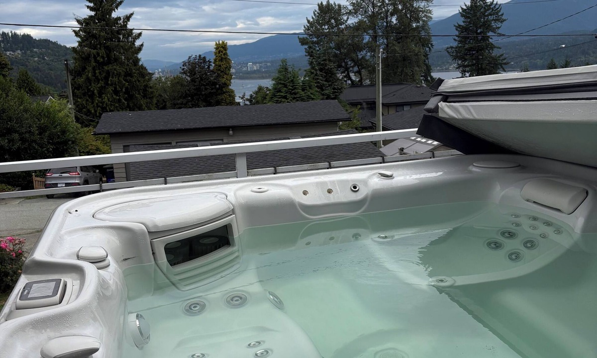 Burnaby House | Lovely 2 bedroom with Hotub and Oceanview in Burnaby just below SFU University