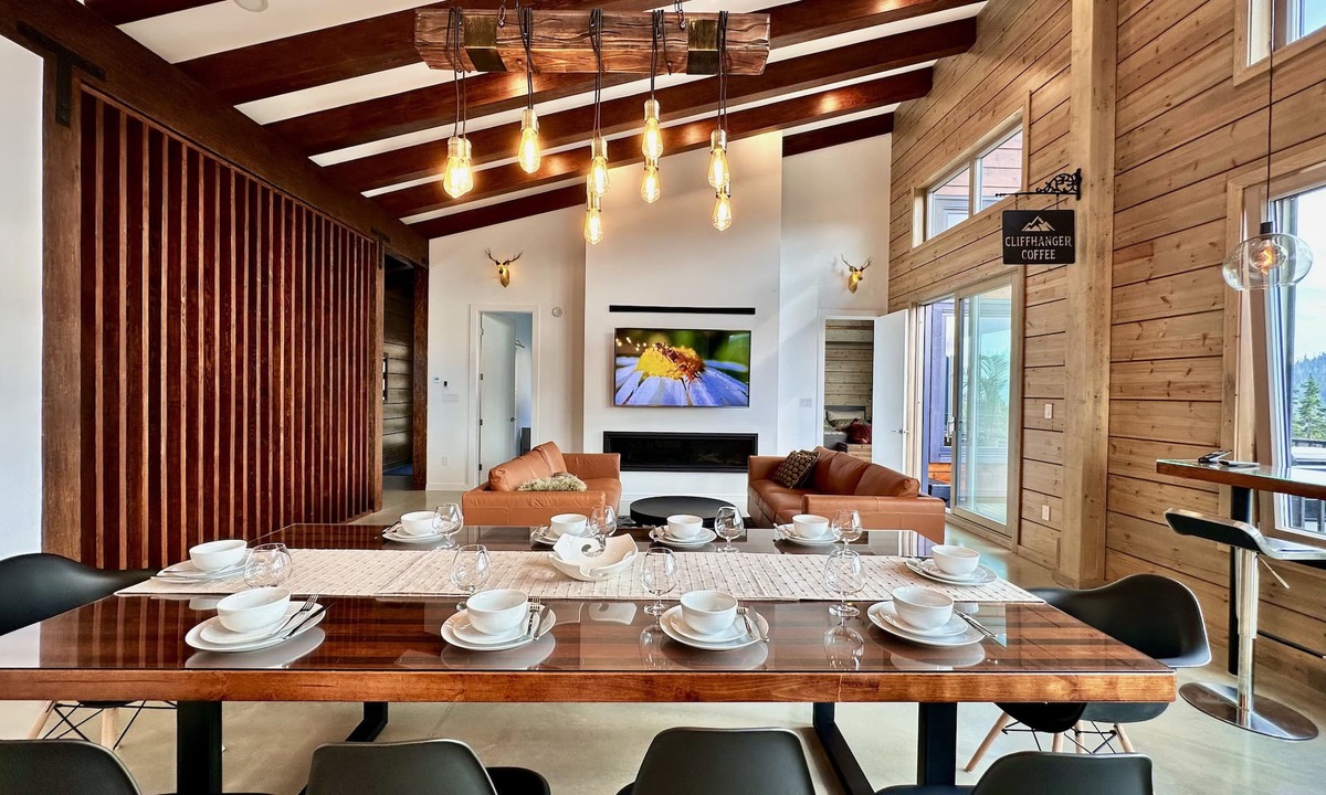 Courtenay Ski Chalet | Luxury Alpine Retreat - Hot Tub & Sauna - Sleeps 16 - Cliffhanger Chalet