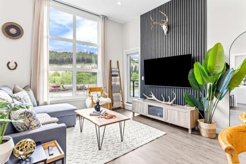 Golden House | Luxe 3BR Golden Hideaway Top Floor, Balcony & BBQ