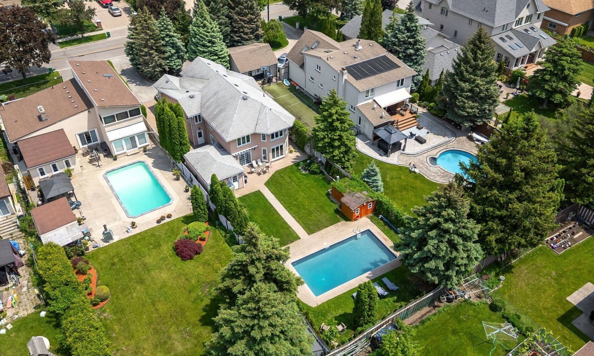 Rathwood House | Luxurious 6BR Poolside Paradise with Huge Heated Pool & Backyard