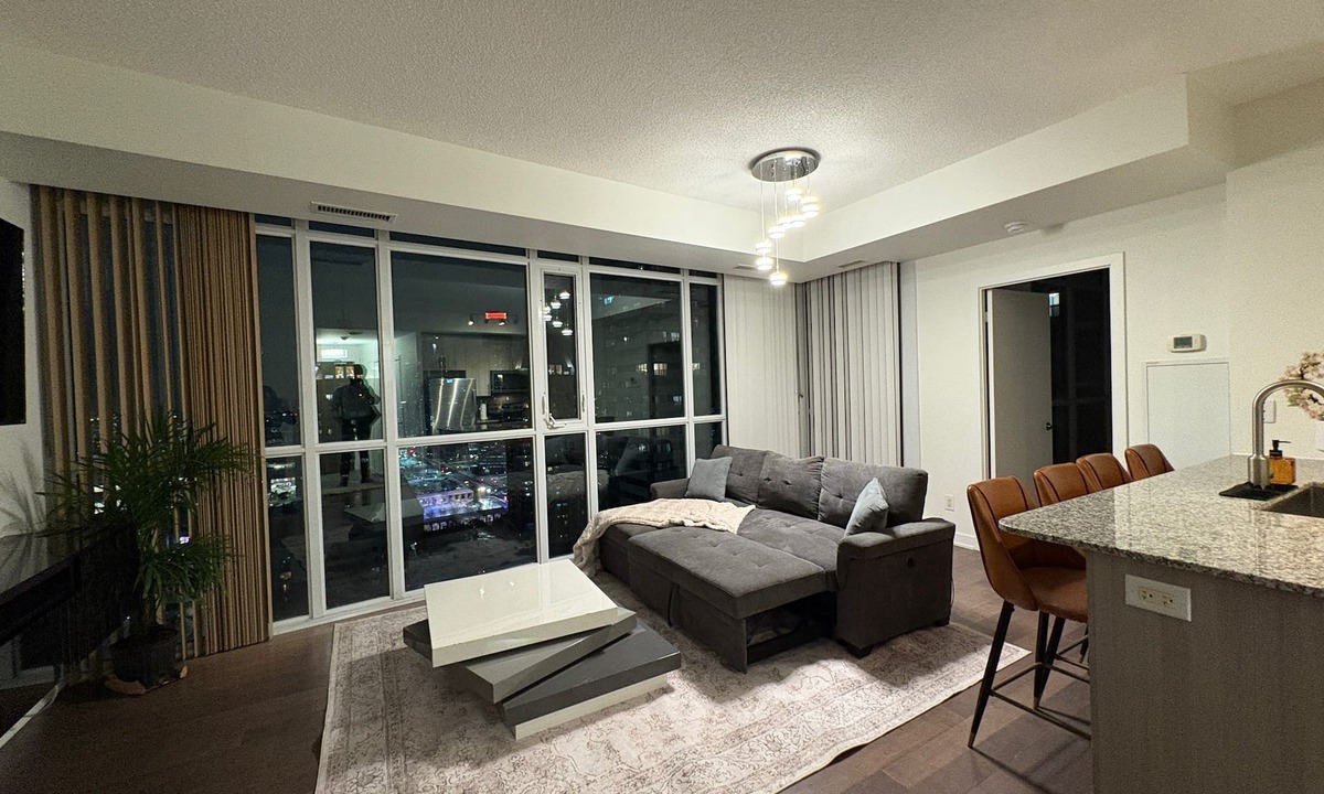Downtown Mississauga Condo | Luxurious apartment in Mississauga Square One