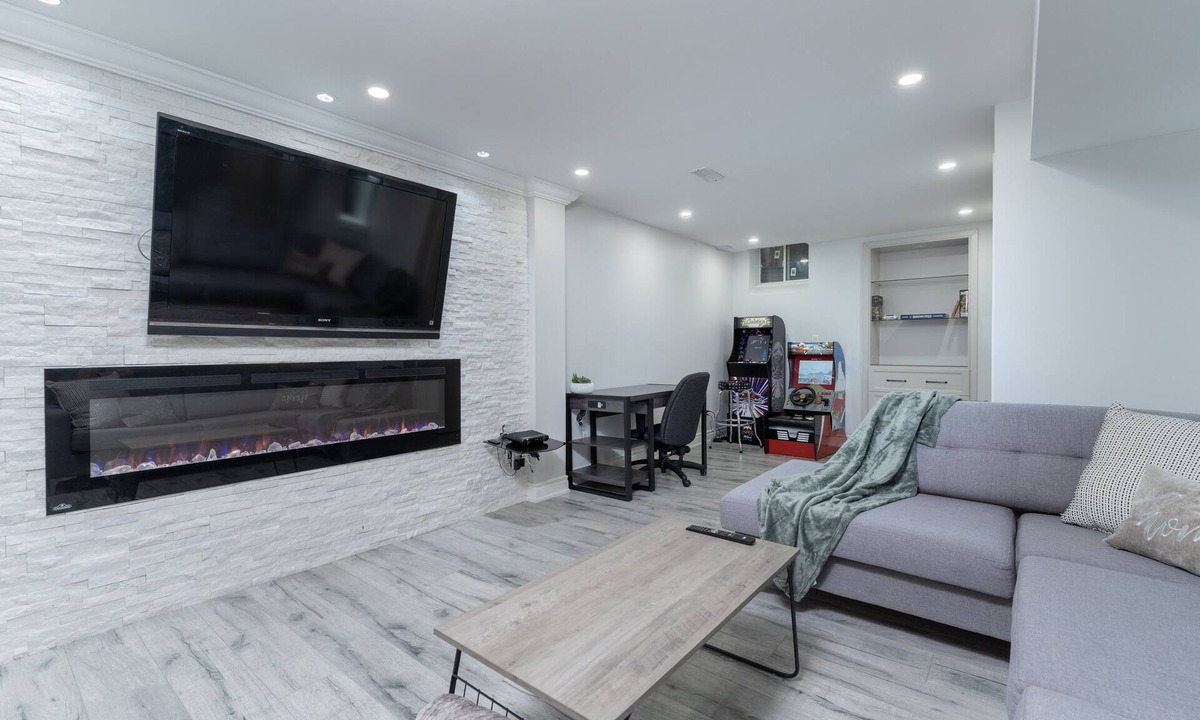Markham Apartment | Luxurious Bright Basement Apartment!