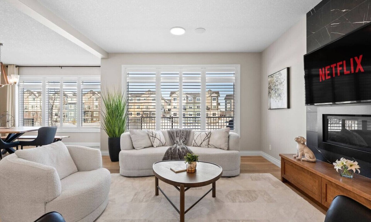 Airdrie House | Luxurious Home Near Canal, Central AC, Pool Table