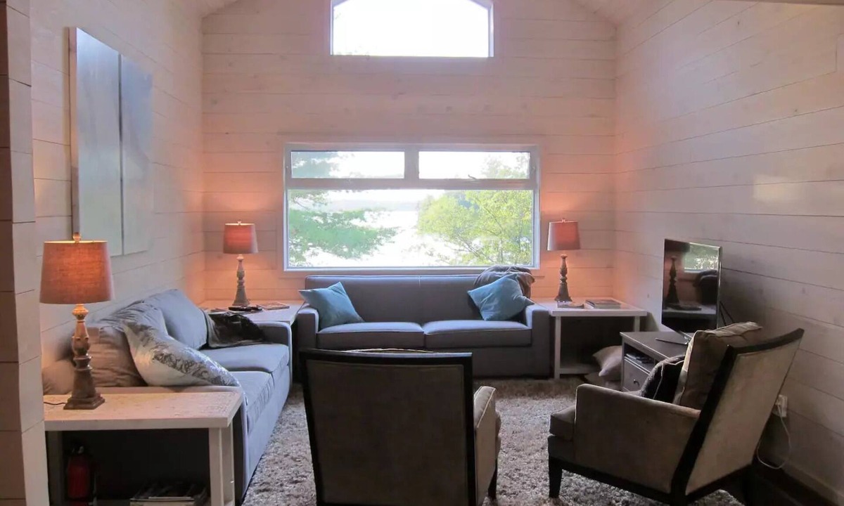 Burleigh Falls House | Luxurious lake house, sunset views and Muskoka room