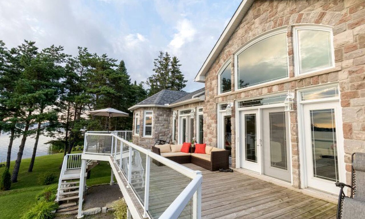 Janetville Villa | Luxurious Lakefront Vacation Rental for Large Groups near Port Perry in Ontario