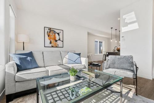 Springbank Hill House | Luxurious Townhome in Aspen with King Bed Large Dining Area and Sleeps 8
