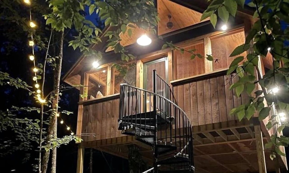 Springvale Cabin | Luxurious Tree House with Hot Tub and Firepit, Perched over Littlefield Pond, Perfect for a Relaxing Weekend Getaway near Portland, Maine