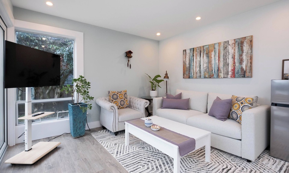 White Rock Apartment | Luxury 2 bedroom Suite near beach & pier & transit & shops