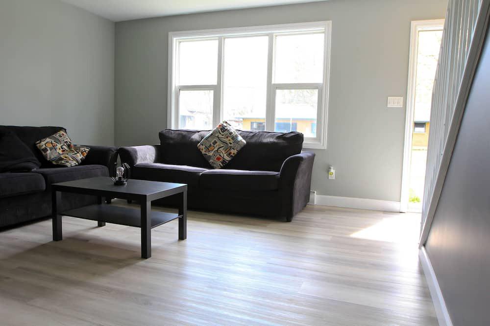 Strathroy House | **Luxury 2 Story Townhouse**