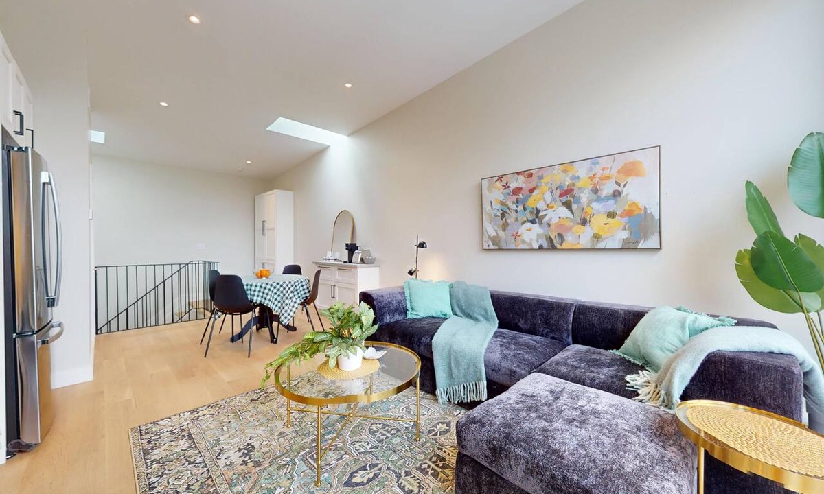 Leslieville House | LUXURY 2025 Townhome [10 Minutes to Downtown + FREE Parking]