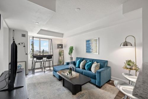 Etobicoke Apartment | Luxury 2BDR Condo w pool, hot tub, sauna & 10m from Airport