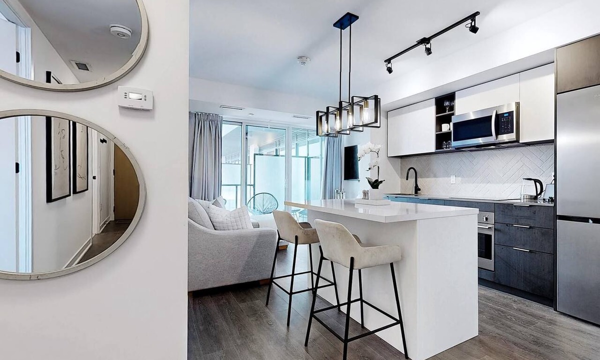 The Queensway Apartment | Luxury 2BR+Den Getaway and Free Parking Near Airport