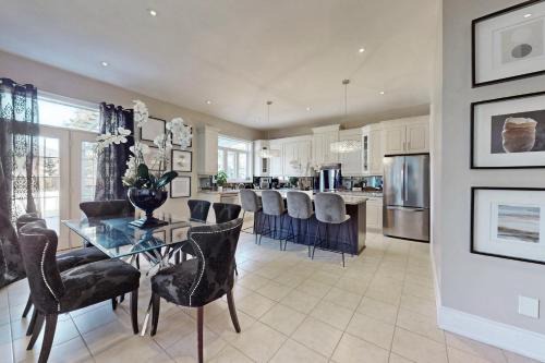 Pickering House | Luxury 3 Bedroom Home with Free Wi-Fi & Parking 20 mins from Downtown