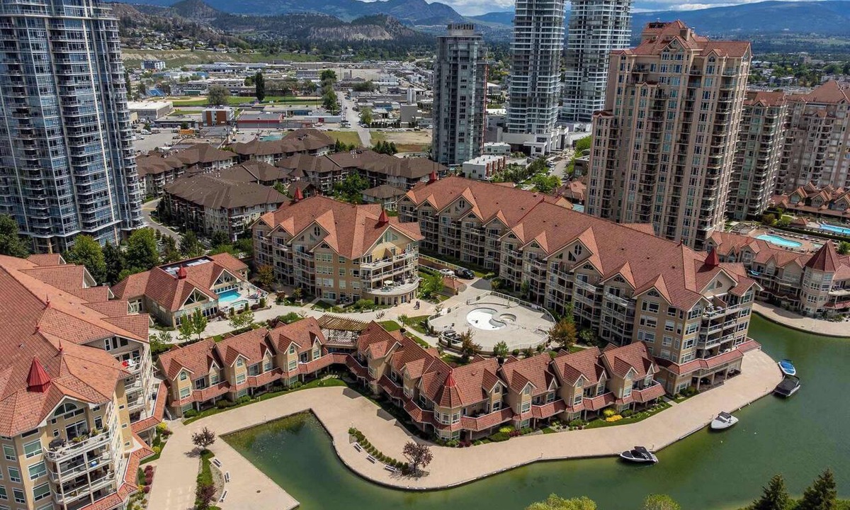 North End Condo | Luxury 3BR Discovery Bay Condo | Pools, Hot Tubs & Downtown Kelowna