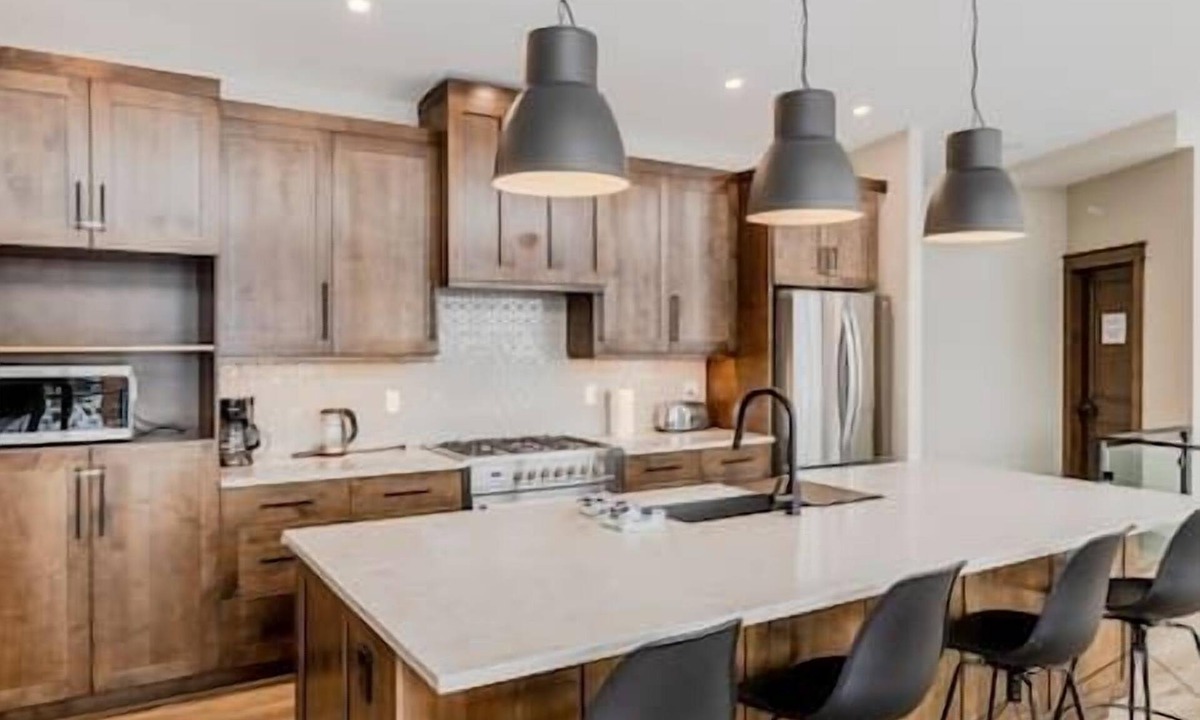 Fernie House | Luxury 4 BDR Home/Hot tub/Amazing Fireplace!