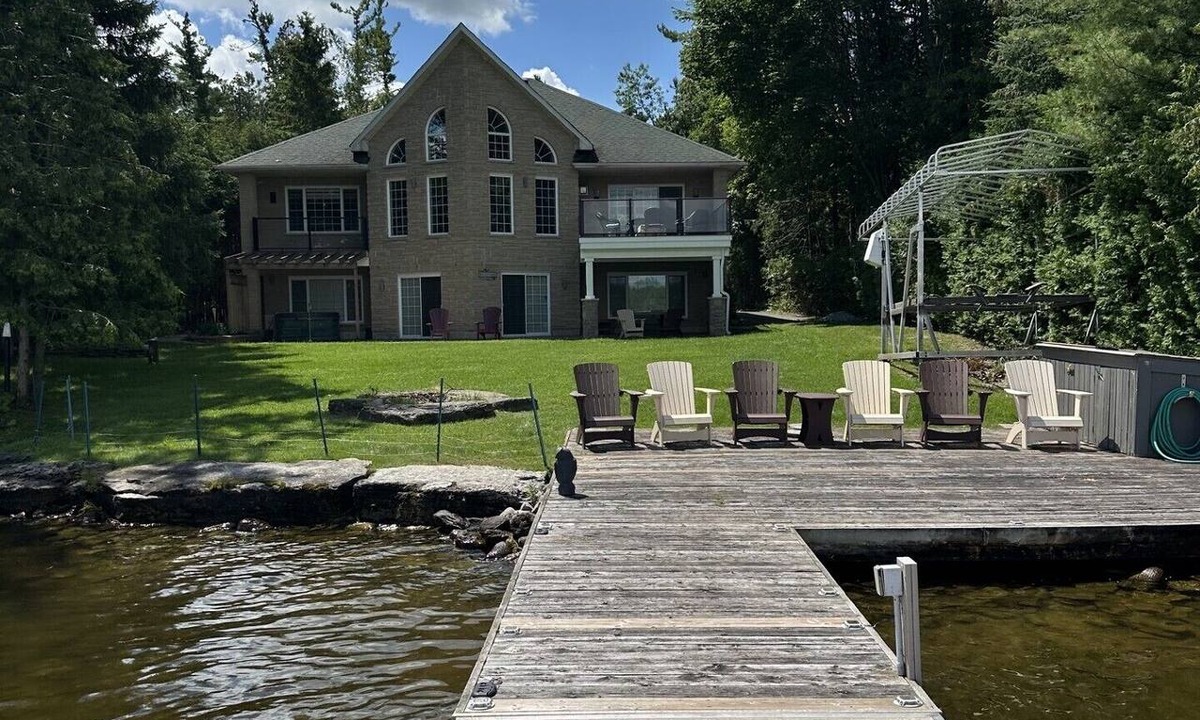 Dunsford Cottage | Luxury 5 Bedrooms Spacious Kawartha lakefront with fire pit, dock, deck, porch