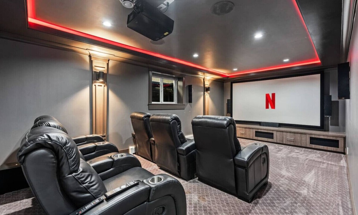 West Newton - Highway 10 House | Luxury 6BR Home | Movie Theatre | Easy Hwy Access